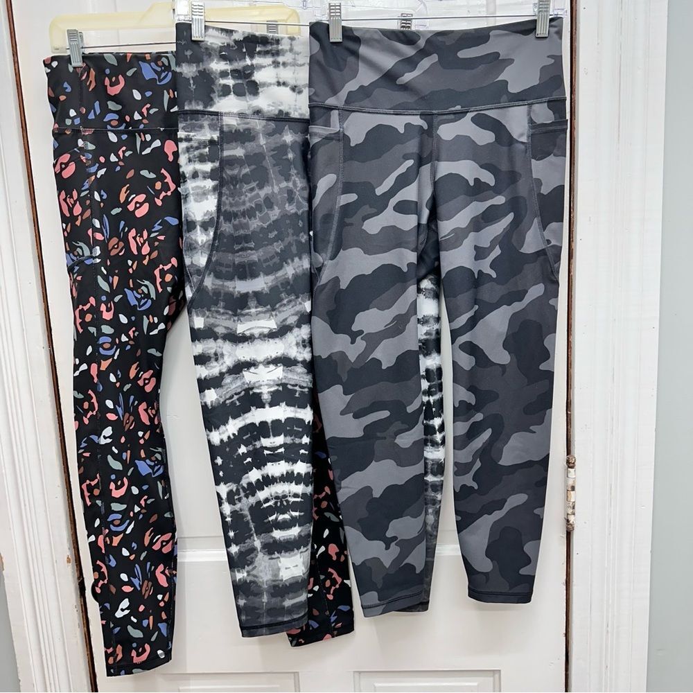 3‎ pair athletic leggings with side pockets. women's large.